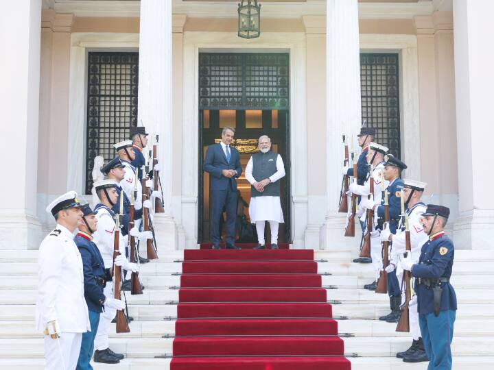 प्रधानमंत्री नरेंद्र मोदी ने यूनान में अपने कार्यक्रमों की शुरुआत एथेंस में अज्ञात सैनिकों के मकबरे पर श्रद्धांजलि अर्पित करने के साथ की. पिछले 40 साल में किसी भारतीय प्रधानमंत्री की यूनान की यह पहली यात्रा है. यूनान के प्रधानमंत्री किरियाकोस मित्सोताकिस के निमंत्रण पर ग्रीस पहुंचे.