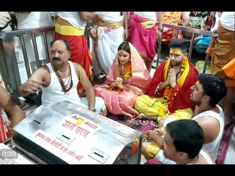 Raghav Chadha Parineeti Chopra Offer Prayers at Mahakal Temple Ujjain Watch Video Parineeti Chopra And Raghav Chadha Seek Blessings At Mahakal Temple Ahead Of Their Wedding