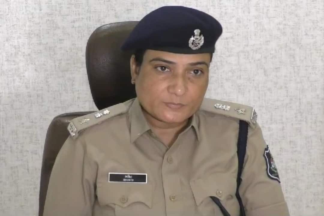 Complaint against police constable of Varachha regarding concealment of liquor Surat: આ પોલીસ કોન્સ્ટેબલે તો ભારે કરી, દારુની ખેપ પકડીને બોટલો જમા કરાવવાને બદલે પોતાની પાસે રાખી લીધી