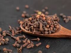 Health: ਰਾਤ ਨੂੰ 2 ਲੌਂਗ ਖਾਣ ਨਾਲ ਹੋਣਗੇ ਇਹ ਜ਼ਬਰਦਸਤ ਫਾਇਦੇ, ਖਤਰਨਾਕ ਬਿਮਾਰੀਆਂ ਤੋਂ ਰਹੋਗੇ ਦੂਰ