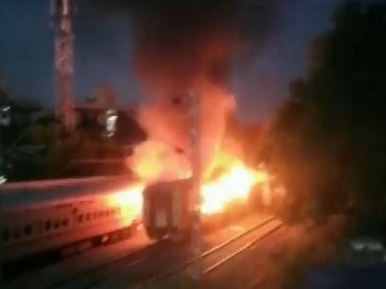 Tamil Nadu Fire reported in private individual coach at Madurai yard in Punalur Madurai Expres Tamil Nadu Train Fire : तामिळनाडूत लखनौ -रामेश्वर रेल्वेला भीषण आग,10 प्रवाशांचा मृत्यू; मृतांच्या नातेवाईकांना 10 लाखांची मदत