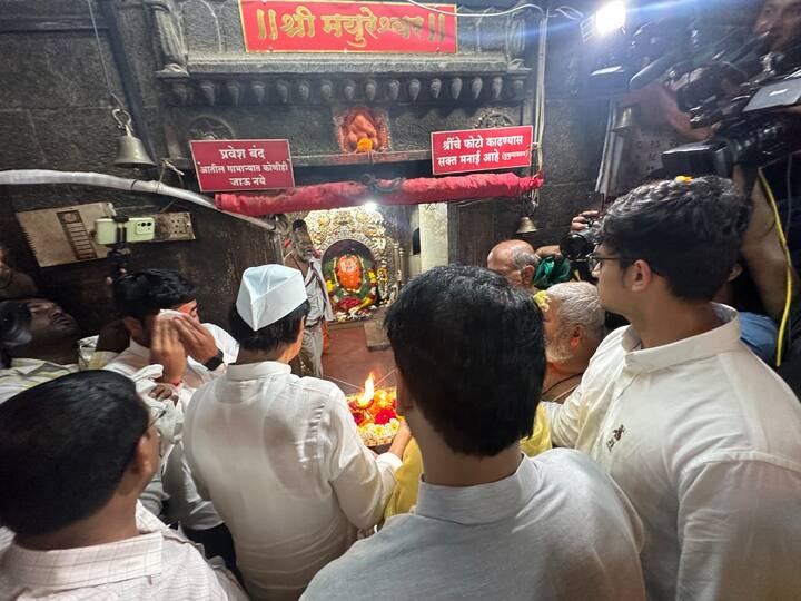 त्यापूर्वी उपमुख्यमंत्री अजित पवार यांनी आज अष्टविनायकापैकी एक असणाऱ्या मोरगावच्या श्री मयुरेश्वराचे सपत्नीक मनोभावे दर्शन घेतले.