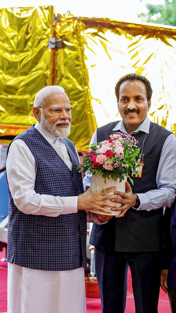 पंतप्रधान मोदी इस्रोच्या शास्त्रज्ञांच्या भेटीला