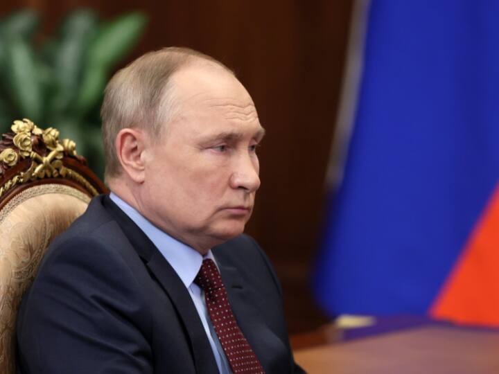 Putin found lying on floor after allegedly suffering cardiac arrest reports claim Putin Heart Attack : रशियाचे राष्ट्राध्यक्ष पुतिन यांना हार्ट अटॅक, बेडरुममध्ये बेशुद्ध अवस्थेत आढळले