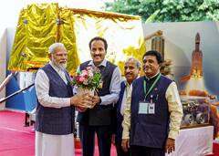 PM Meets ISRO Scientists : पंतप्रधान मोदींनी घेतली इस्रोच्या शास्त्रज्ञांची भेट! पाठीवर शाबासकीची थाप देत म्हणाले...