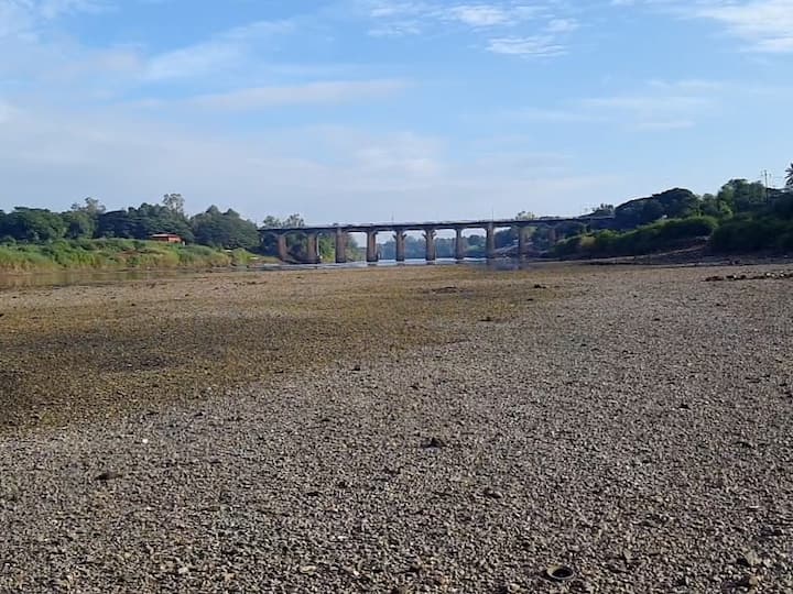 ऑगस्ट  महिन्यामध्ये कृष्णा नदीचं हे असं कोरडं पात्र सांगलीकर बऱ्याच वर्षांनी पाहत आहेत.