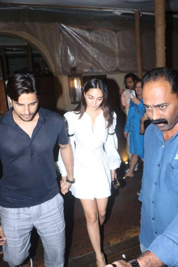 બૉલીવુડ સ્ટાર સિદ્ધાર્થ મલ્હોત્રા અને અભિનેત્રી કિયારા અડવાણી ગઈકાલે રાત્રે મુંબઈમાં જોવા મળ્યા હતા. જ્યાં આ સ્ટાર કપલ ડિનર ડેટ માટે પહોંચ્યું હતું. આ દરમિયાન અભિનેત્રી કિયારા અડવાણીએ ખૂબ જ સુંદર શૉર્ટ ફ્રૉક પહેરેલું હતુ, તો વળી ફિલ્મ સ્ટાર સિદ્ધાર્થ મલ્હોત્રા પણ બ્લૂ ટી-શર્ટ અને જીન્સમાં ડેશિંગ લાગી રહ્યો હતો.