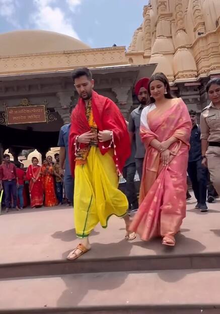 चांदी द्वार पर परिणीति और राघव ने माथा टेका. इस दौरान दोनों गर्भगृह के दर्शन नहीं कर पाए.