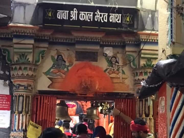 Varanasi Kaal Bhairav Mandir: वाराणसी में काल भैरव मंदिर से चंद किमी की दूरी पर काशी विश्वनाथ धाम है. मान्यता यह है कि बिना काल भैरव मंदिर का दर्शन किए काशी विश्वनाथ मंदिर के दर्शन का लाभ नहीं मिलता.