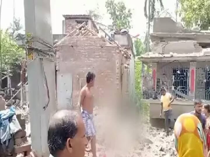 Seven feared dead in explosion at illegal firecracker factory in West Bengal West Bengal Explosion: சட்டவிரோத பட்டாசு ஆலையில் வெடி விபத்து.. ஏழு பேரை காவு வாங்கிய சம்பவம்.. நடந்தது என்ன?