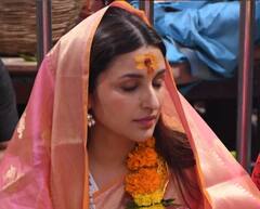 मंगेतर राघव चड्ढा संग महाकाल के दर्शन करने गईं Parineeti Chopra, माथे पर चंदन और गले में माला डाले नजर आया कपल