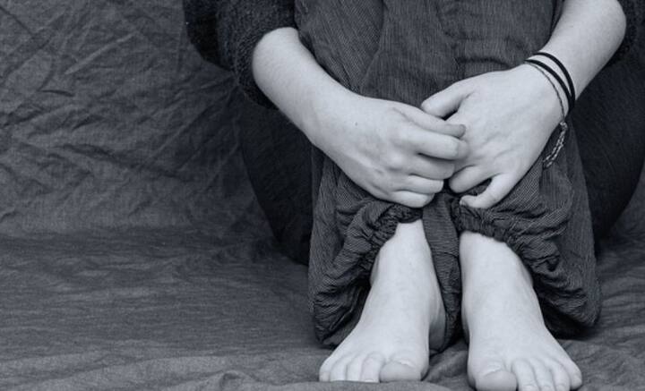 অতীত ভুলে ভবিষ্যতের পথে এগিয়ে যাওয়ার পরামর্শই দিয়ে থাকেন মনোবিদরা। কিন্তু অনেকের ক্ষেত্রে এই সদুপদেশ কাজ করে না। অতীত আঁকড়েই পড়ে থাকেন তাঁরা।