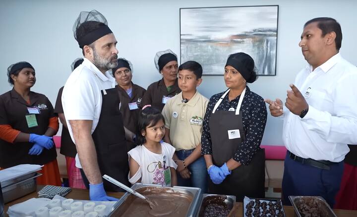 राहुल गांधींनी फॅक्टरी मॅनेजरशी देखील चर्चा केली आणि काही समस्या असल्यास मी नक्कीच मदत करेल, असं आश्वासन देखील दिलं.