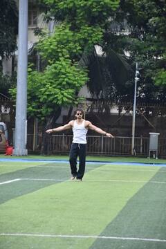 फुटबॉल ग्राउंड पर शर्टलेस होकर Tiger Shroff ने दिए पोज, एक्टर की फिटनेस देख फैंस हुए दीवाने