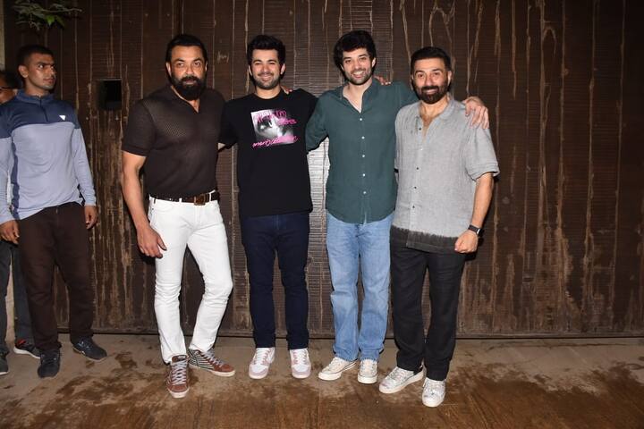 'તારા સિંહ'ના પાત્રમાં દિલ જીતી લીધા પછી ફિલ્મ સ્ટાર સની દેઓલે ગઈકાલે રાત્રે ફરી એકવાર હાઉસ પાર્ટી આપી હતી. જ્યાં અનેક સ્ટાર્સ પહોંચ્યા હતા.