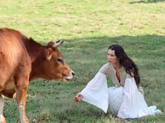 आखिर क्यों इस खूबसूरत अमेरिकी सुपर मॉडल से भिड़ गए इजरायली PM बेंजामिन नेतन्याहू के मंत्री, देखें तस्वीरें