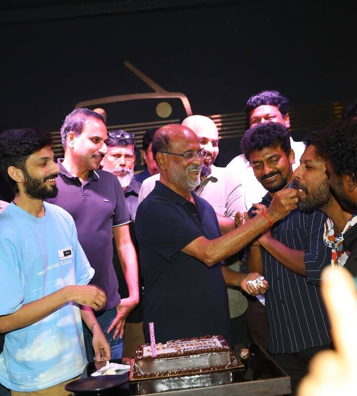 மேலும் ஜெயிலர் படக்குழுவினர் கேக் வெட்டி தங்கள் வெற்றியை கொண்டாடியுள்ளனர்.