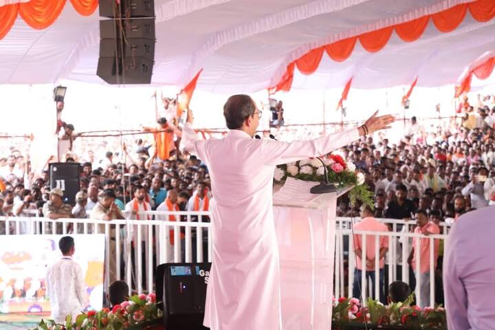 अरे बाबा तुला पुंगी वाजवली, तुला दूध पाजलं, सगळं वाया गेलं. नाव हिंदुत्वाचं, पण धंदे मटक्याचे. असे धंदे करणारा हिंदू म्हणून घेऊ शकतो का? हा माझा प्रश्न आहे. मटक्याचे अड्डे चालवणाऱ्याला हिंदू मानायचं का? असा सवाल उद्धव ठाकरेंनी यावेळी केला.