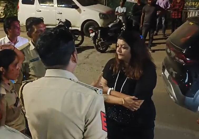 Watch Video: In Vadodara a young woman who stopped for vehicle checking scuffled with the policemen Vadodara: વાહન ચેકિંગ માટે રોકતા યુવતિએ કર્યો તમાશો, પોલીસકર્મીઓ સાથે કરી હાથાપાઈ