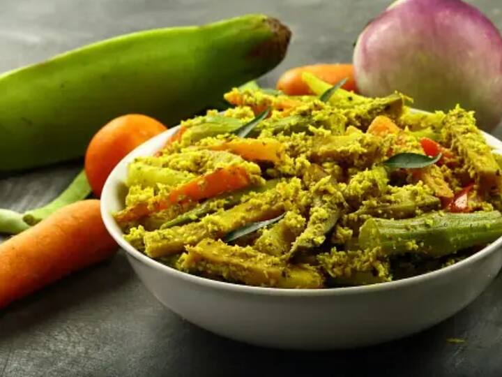 காய்கறிகள் வெந்ததும் அரைத்து வைத்திருக்கும் தேங்காய் விழுதை சேர்த்து உங்களுக்கு தேவையான அளவு தண்ணீரை ஊற்றி, ஏழு நிமிடங்கள் வரை மிதமான தீயில் அவியலை கொதிக்க விடவேண்டும். இப்போது உப்பை சரி பார்த்து தேவைப்பட்டால் சேர்த்துக் கொள்ளலாம்.