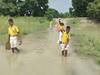 Basti Flood: बाढ़ के सितम से खतरे में बच्चों का स्कूली सफर, नाव की व्यवस्था के प्रशासनिक दावों की खुली पोल