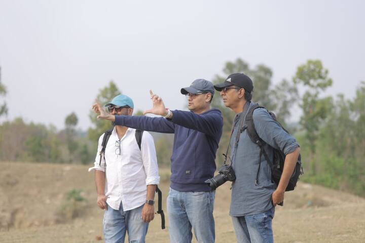 এমন এলাকায় শ্যুটিং মানেই অভিনেতা অভিনত্রী ছাড়াও প্রচুর মালপত্রের প্রয়োজন। যেখানে গাড়িই যেতে পারে না, সেখানে শ্যুটিং সম্ভব কিভাবে? পরিচালক বলছেন, 'জায়গা পাকা করে আলাদাভাবে সেখানে পথ বের করার কাজ করতে হবে। জঙ্গলের মধ্যে দিয়ে অন্তত পায়ে চলা পথ বের করতে হবে। কার্যত রাজসূয় যজ্ঞ যাকে বলে।