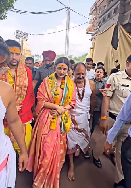 परिणीति इस दौरान राघव के साथ महाकाल के दर्शन करते वक्त बहुत संतुष्ट नजर आईं