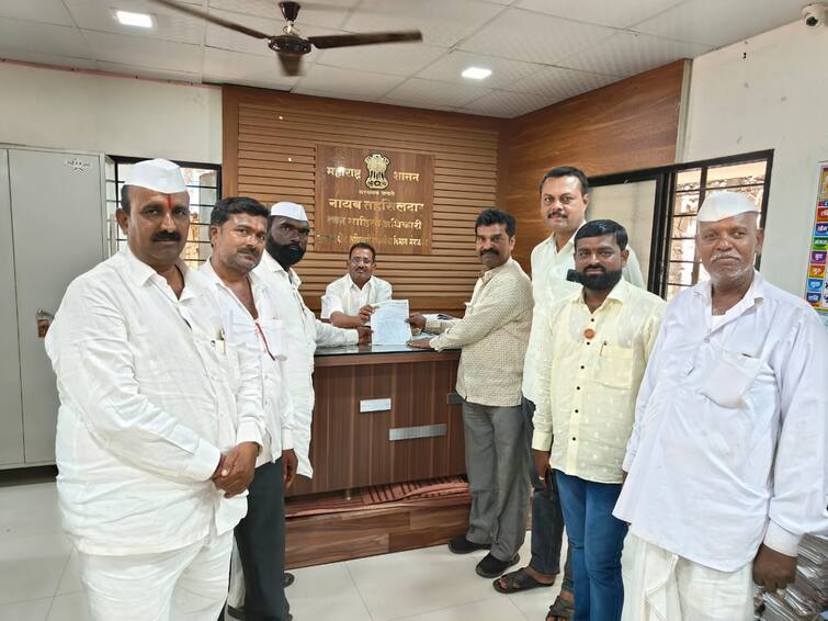 Agriculture News Farmers demand that drought should be declared in Mangalvedha taluka Agriculture News : मंगळवेढा तालुक्यात दुष्काळ जाहीर करावा, जनावरांसाठी चारा डेपो सुरु करावेत, शेतकऱ्यांची मागणी  