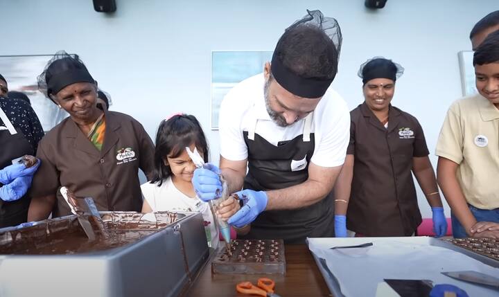 अगदी कुशलतेने राहुल गांधींनी चॉकलेट तयार केले.