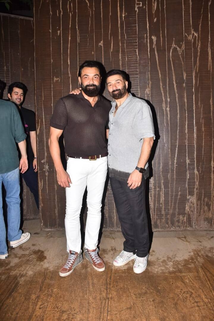 હાલમાં જ સોશ્યલ મીડિયા પર તસવીરો સામે આવી છે જે સની દેઓલની ગદર 2ની સક્સેસ પાર્ટીની છે, આ પાર્ટી સની દેઓલના ઘરે ગોઠવવામાં આવી હતી, અને અહીં સની ભાઇ બૉબી દેઓલ અને દીકરા રાજવીર સાથે જોવા મળ્યો હતો.