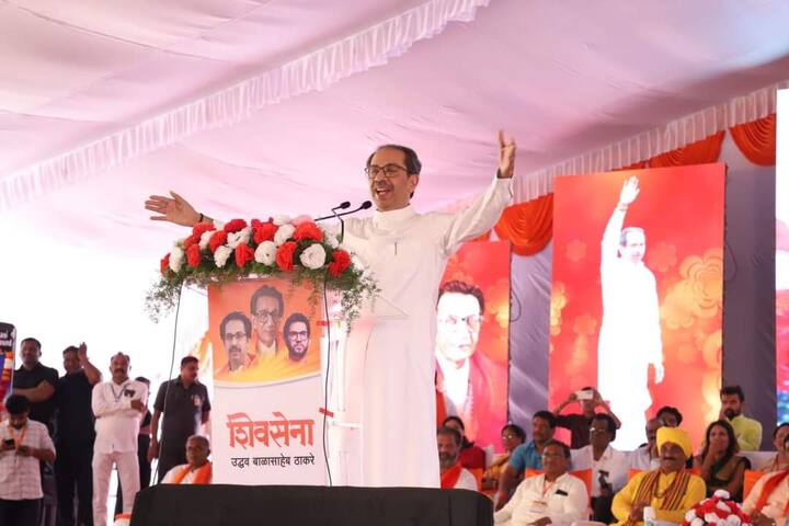 माझे वडील चोरणार, इतर पक्षातील नेते चोरणार आणि आम्ही हिंदू असल्याचं सांगणार. कसली डोंबल्याची ताकद याला नामर्द म्हणतात. स्वतःकडे ना विचार, ना आकार आणि ना उकार असल्याचं उद्धव ठाकरे म्हणाले.