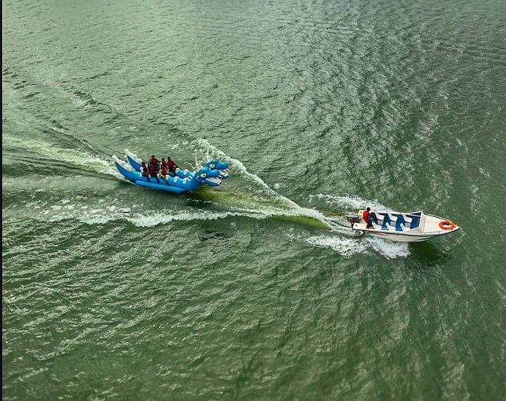 જોકે ચોમાસાના માહોલમાં દમણનામાં પર્યટકોની સંખ્યા ઓછી થાય છે. આથી હોટેલ ઉદ્યોગ સાથે અન્ય દુકાનદારોને પણ તેની અસર થાય છે.