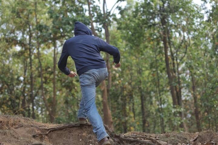 রেকিতে বেরিয়ে, পুরুলিয়া, বীরভূম, ঝাড়খণ্ড ঘুরে শ্যুটিং লোকেসন ঠিক করে ফেলেছেন পরিচালক। কিন্তু কী কী প্রতিবন্ধকতা ছিল সেই পথে? এবিপি লাইভের (ABP Live) সঙ্গে সেই অভিজ্ঞতা ভাগ করে নিলেন শুভ্রজিৎ।