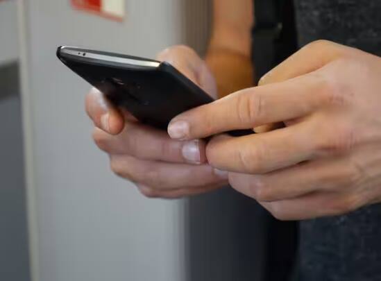 ਸੈਟਿੰਗਾਂ ਵਿੱਚ ਪ੍ਰਾਈਵੇਸੀ ਦੇ ਤਹਿਤ ਤੁਹਾਨੂੰ ਇੱਕ 'Privacy Checkup' ਦਾ ਆਪਸ਼ਨ ਮਿਲੇਗਾ। ਇਸ 'ਤੇ ਕਲਿੱਕ ਕਰਕੇ ਤੁਸੀਂ WhatsApp ‘ਤੇ ਤਮਾਮ ਸੇਫਟੀ ਨਾਲ ਜੁੜੇ ਫੀਚਰਸ ਨੂੰ ਆਨ ਇੱਕ ਹੀ ਥਾਂ ‘ਤੇ ਰੱਖ ਸਕਦੇ ਹੋ।