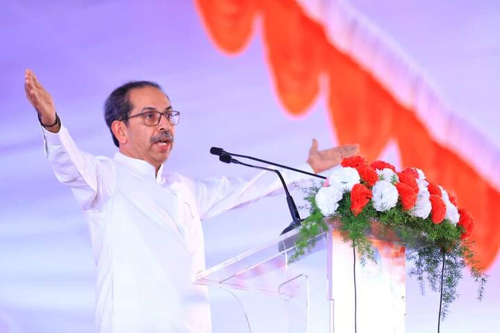 आम्हाला उपऱ्यांची (बीआरएस) गरज नाही. आणि जर हे भाजपची सुपारी वाजवायला येणार असतील, भाजप विरोधातील मते फोडण्यासाठी येत असतील तर त्यांना सांगा आधी तुमचं घर सांभाळा.