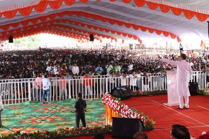 तुमच्या घरात बुडाला सुरूंग लागलाय, त्यामुळे पहिले तिकडे बघा, असा टोला उद्धव ठाकरेंनी तेलंगणाचे मुख्यमंत्री के चंद्रशेखर राव यांना लगावला आहे.