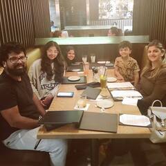 Rambha Family Dining Photos : குடும்பத்துடன் ஒரு குட்டி டின்னர்.. செல்ல மகனுடன் செல்ஃபி எடுத்து குவித்த ரம்பா!
