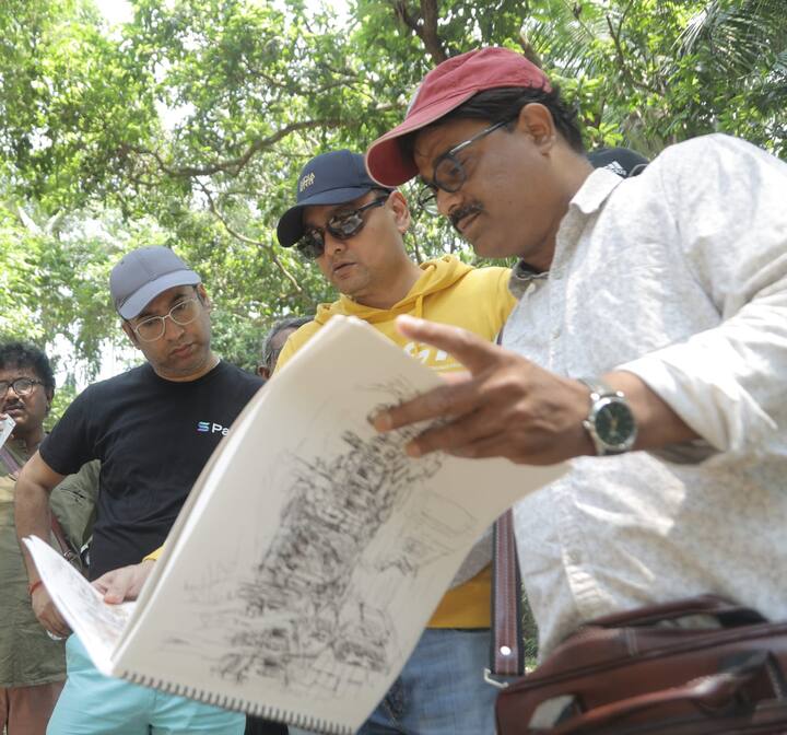 শুভ্রজিৎ বলছেন, 'আমি সাপের এলাকায় গিয়েছি, গরমের দুপুরে পুরুলিয়া পাহাড়ে উঠেছি ট্রেক করে, কাঁটাঝাড় পেরিয়ে স্পটে পৌঁছেছি। কিন্তু আমার শিল্পীদের কখনোই সেই বিপদের মধ্যে ফেলব না আমি।'