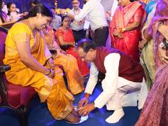 'नहीं देख सकता है मैं तुझे रोते हुए...' लाडली बहना सम्मेलन में सीएम शिवराज सिंह चौहान ने गाया गाना, पखारे पैर