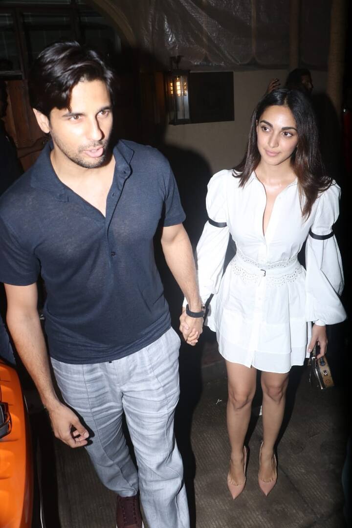 Sidharth Malhotra-Kiara Advani spotted at dinner: ન્યૂલી વેડ કપલ અને બૉલીવુડના સ્ટાર્સ સિદ્વાર્થ મલ્હોત્રા અને કિયારા અડવાણી ફરી એકવાર આઉટિંગ દરમિયાન સ્પૉટ થયા હતા. હાલમાં જ સિદ્વાર્થ અને કિયારાની લેટેસ્ટ તસવીરોએ ઇન્ટરનેટ પર ધમાલ મચાવી દીધી છે.