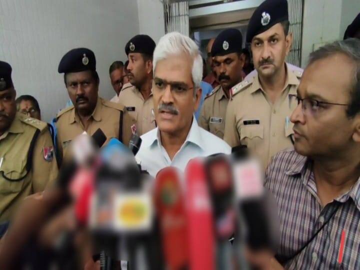 Defense Commissioner investigates 2 cooks who escaped during Madurai train fire accident Madurai Train Fire Accident: மதுரை ரயில் தீ விபத்தின்போது தப்பியோடிய 2 சமையல் ஊழியர்கள்.. பாதுகாப்பு ஆணையர் நேரில் விசாரணை!