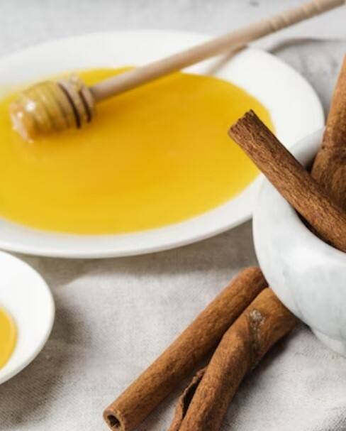 ਇਨ੍ਹਾਂ ਸਮੱਸਿਆਵਾਂ ਦਾ ਇਲਾਜ ਰਸੋਈ ਵਿੱਚ ਪਈਆਂ ਚੀਜ਼ਾਂ ਨਾਲ ਹੀ ਹੋ ਸਕਦਾ ਹੈ। ਮਰਦਾਨਾ ਸਮੱਸਿਆਵਾਂ ਲਈ ਸ਼ਹਿਦ ਤੇ ਹਲਦੀ ਦਾ ਖਾਸ ਨੁਸਖਾ ਹੈ। ਆਓ ਜਾਣਦੇ ਹਾਂ ਇਨ੍ਹਾਂ ਦੋਹਾਂ ਚੀਜ਼ਾਂ ਦਾ ਸੁਮੇਲ ਕਿਵੇਂ ਫਾਇਦੇਮੰਦ ਹੋ ਸਕਦਾ ਹੈ।