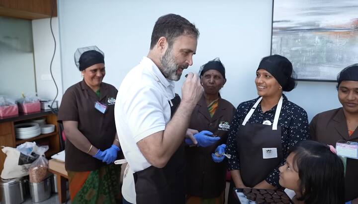 राहुल गांधींनी बनवलेल्या चॉकलेटचा आस्वाद देखील घेतला आणि आतापर्यंत चाखलेल्या चॉकलेटपेक्षा हे चॉकलेट उत्तम असल्याचं ते म्हणाले.