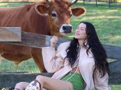 आखिर क्यों इस खूबसूरत अमेरिकी सुपर मॉडल से भिड़ गए इजरायली PM बेंजामिन नेतन्याहू के मंत्री, देखें तस्वीरें