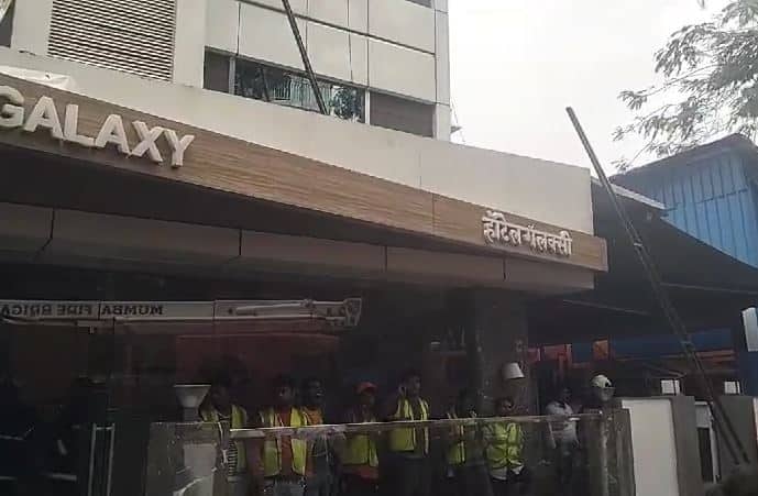 या आगीत तीन जणांचा मृत्यू झाल्याची माहिती मिळत आहे. तर पाच जण जखमी झाले आहेत. आगीची माहिती मिळताच अग्निशामक दलाच्या चार गाड्या घटनास्थळी दाखल झाल्या आहेत.