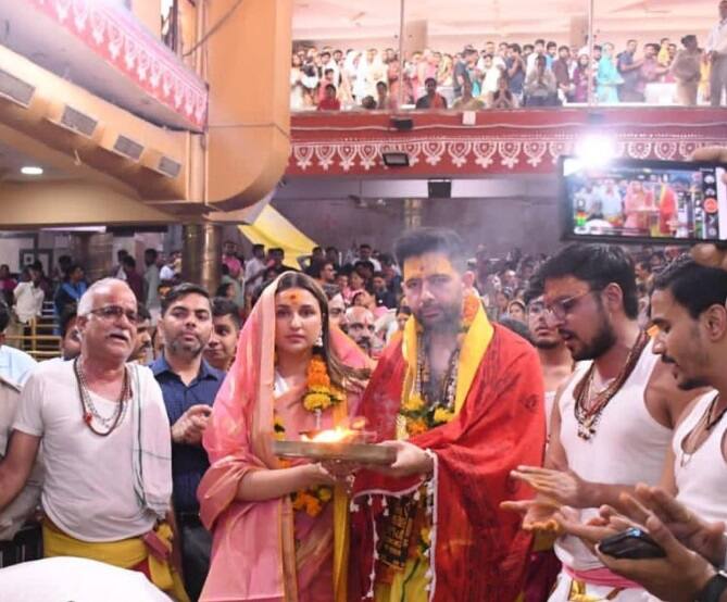 महाकाल के मंदिर पहुंच कर परिणीति और राघव बाबा की आरती करते दिखे. सोशल मीडिया पर मंदिर के अंदर से ढेरों तस्वीरें सामने आईं जिसमें राघव अपने होने वाली पति संग पूजा अराधना करती दिखीं