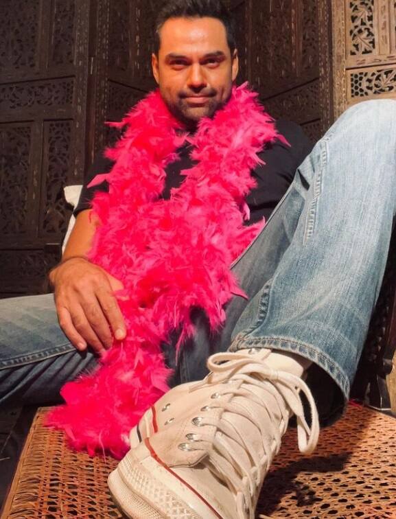 ऐसे में अभय देओल कंपनी की टालमटाली से परेशान हो गए थे. उनके म्यूजिक लॉन्च की तारीख पास आ गई थी. इसके चलते गुस्से में वे कंपनी में जा पहुंचे थे. वहीं उनके साथ जो हुआ वो खुद अभय ने कैमरों के सामने बयां किया था.