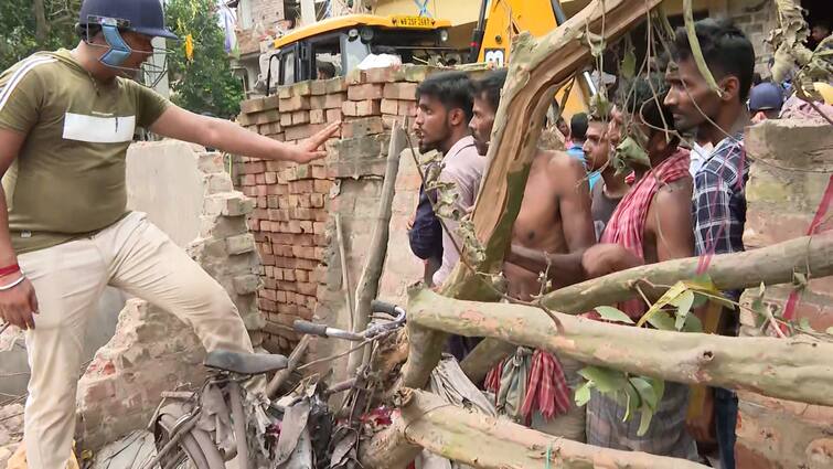 Situation At Duttapukur After The Incident At Illegal Firecracker Factory As Rescue Operation Begins Duttapukur Incident:এক দিকে ছিন্নভিন্ন দেহ, অন্য দিকে বাজির মশলা, দত্তপুকুরের একাংশ এখন যেন 'খন্ডহর'