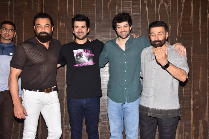 પાર્ટીના દિવસે કેટલાય સ્ટાર્સ સની દેઓલને અભિનંદન આપવા તેના ઘરે પહોંચ્યા હતા. જ્યાં હંમેશની જેમ સની દેઓલ તેના ભાઈ બૉબી દેઓલ સાથે દેખાયો હતો. આ સાથે તેનો નાનો દીકરો રાજવીર અને મોટો દીકરો કરણ પણ પિતા સની દેઓલની સાથે તસવીરો ક્લિક કરી હતી.