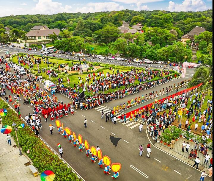 જોકે હવે પ્રદેશમાં ચોમાસાના માહોલમાં દરિયા કિનારે મોનસુન ફેસ્ટિવલનું આયોજન કરવામાં આવ્યું છે. આથી આજે આરંભ વખતે જ મોટી સંખ્યામાં પર્યટકો અને સ્થાનિક લોકો પરિવાર સાથે દમણના નમો પથ પર ઉમટ્યા  હતા.